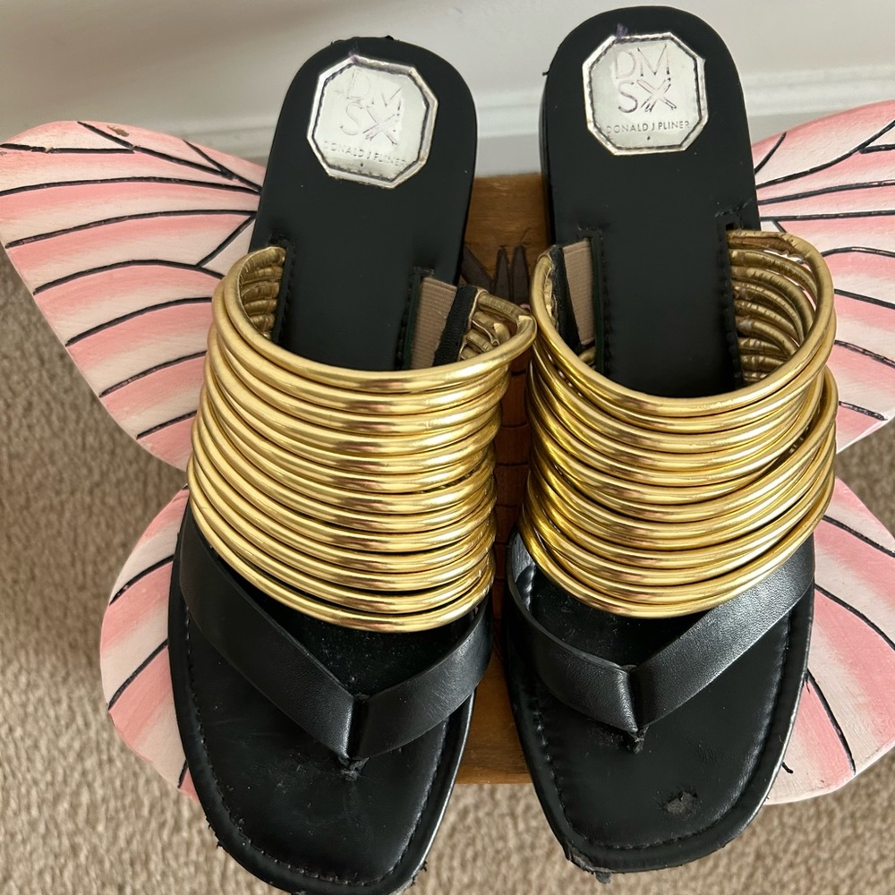 Donald J. Pliner Women's Sandals in Black and Gold